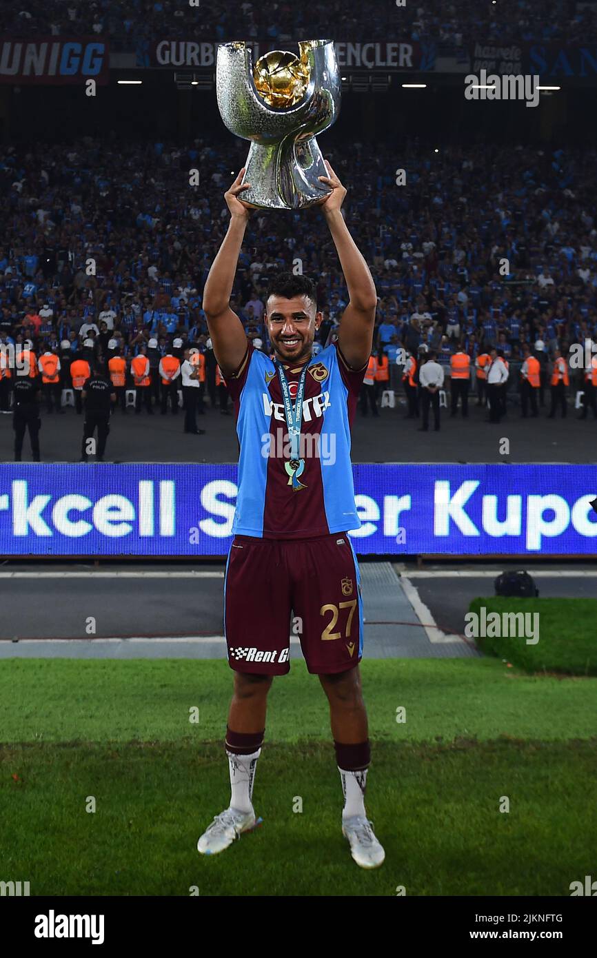 Il giocatore di Trabzonspor Mahmoud Ahmed Ibrahim Hassan ( Trezeguet ) si pone con il loro trofeo dopo la partita finale della Super Cup Turca tra Trabzonspor e Sivasspor allo Stadio Olimpico Ataturk di Istanbul, in Turchia, il 30 luglio 2022 . ( Photo by Seskimphoto ) SUPERPUCHAR TURCJI PILKA NOZNA SEZON 2022/2023 FOT. SESKIMPHOTO/NEWSPIX.PL POLONIA, TURCHIA, AUSTRIA, GERMANIA E REGNO UNITO FUORI !!! --- Newspix.pl Foto Stock