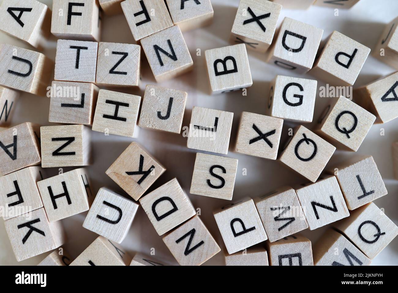 Sfondo di cubi di legno con lettere per l'apprendimento dell'alfabeto. Foto Stock