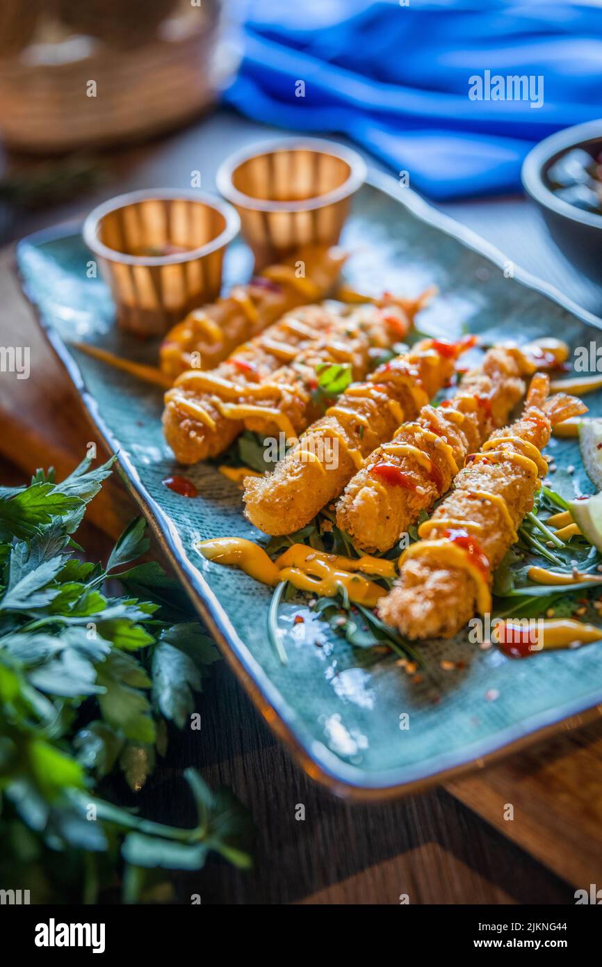 Un focus selettivo di tempura di gamberetti con salse sul piatto Foto Stock