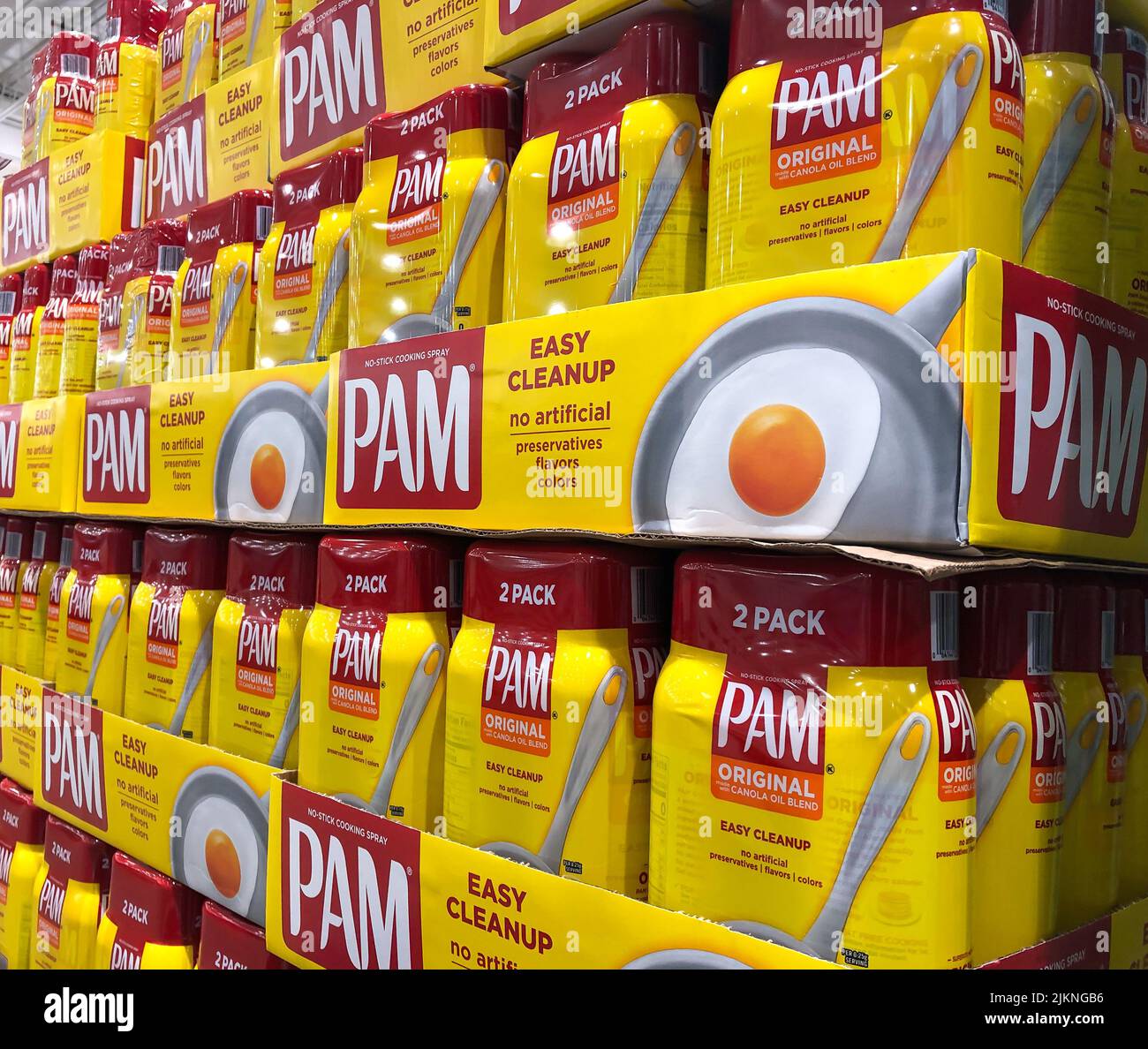 BAXTER, MN - 5 JAN 2022: Spray da cucina PAM No-Stick in esposizione, in vendita in confezione da 2 in negozio. Il contenitore giallo e rosso indica origina Foto Stock