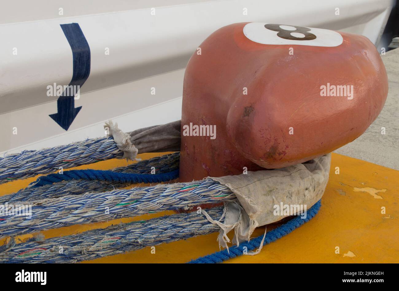 Funi pesanti tirante verso il basso di una nave da crociera al Porto di Cozumel,Messico Foto Stock