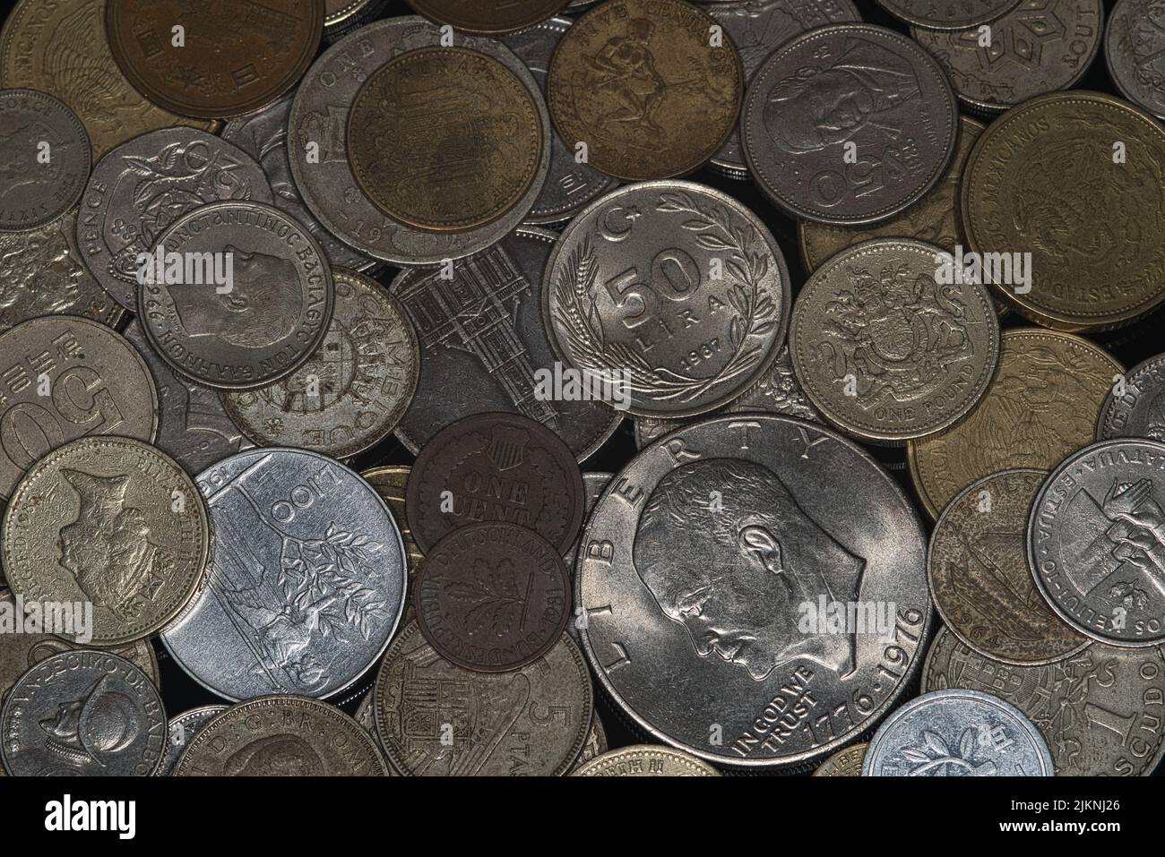 Una vista dall'alto di una pila di vecchie monete - numismatica Foto Stock