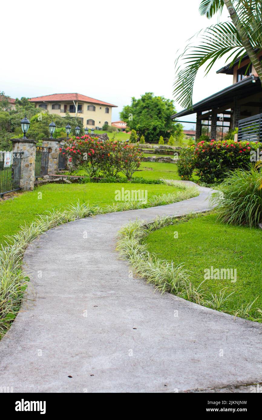 Area verde di un resort estivo con accoglienti cottage Foto Stock