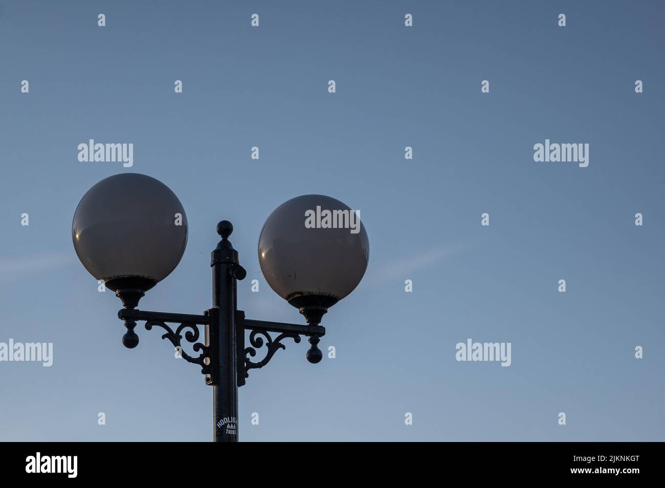 Un'inquadratura ad angolo basso di una lampada con luci rotonde in un cielo blu Foto Stock