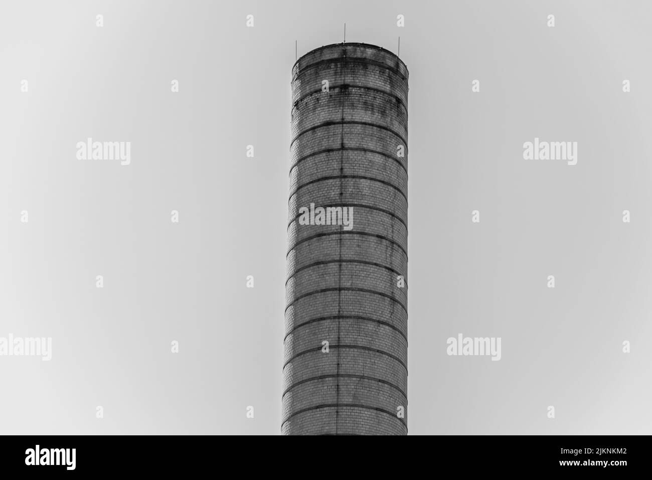 Un colpo di angolo basso della centrale elettrica rotonda di mattoni Foto Stock