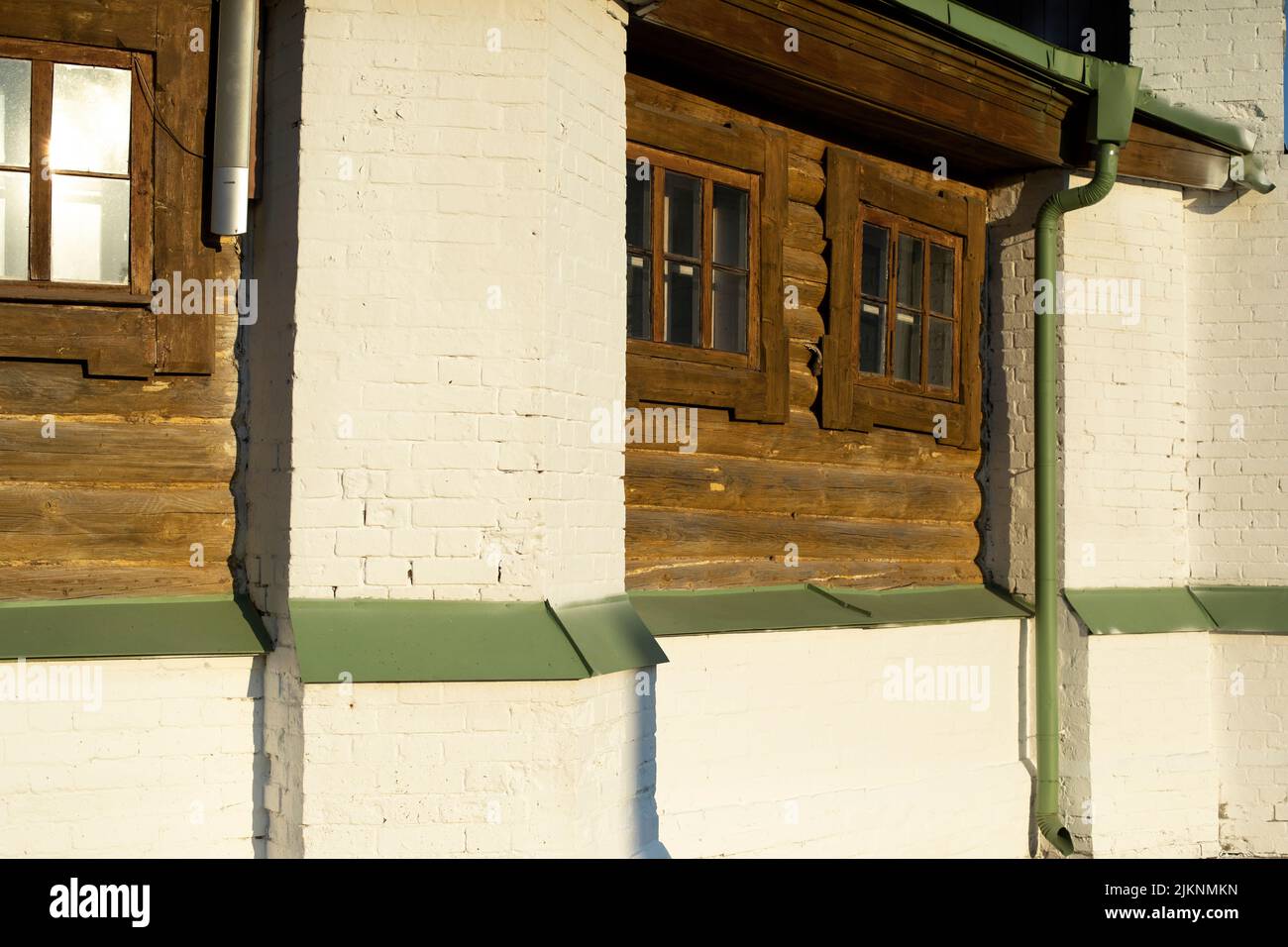 Finestra in vecchia casa. Architettura antica in Russia. Edificio in legno. Finestre in legno. Foto Stock