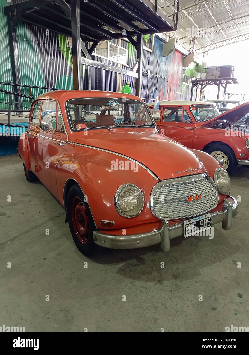 Avellaneda, Argentina - Apr 3, 2022: Old Orange Auto Union DKW 1000 S quattro porte berlina 1960-1970 parcheggiato in un deposito. Vista frontale. Auto classiche Foto Stock