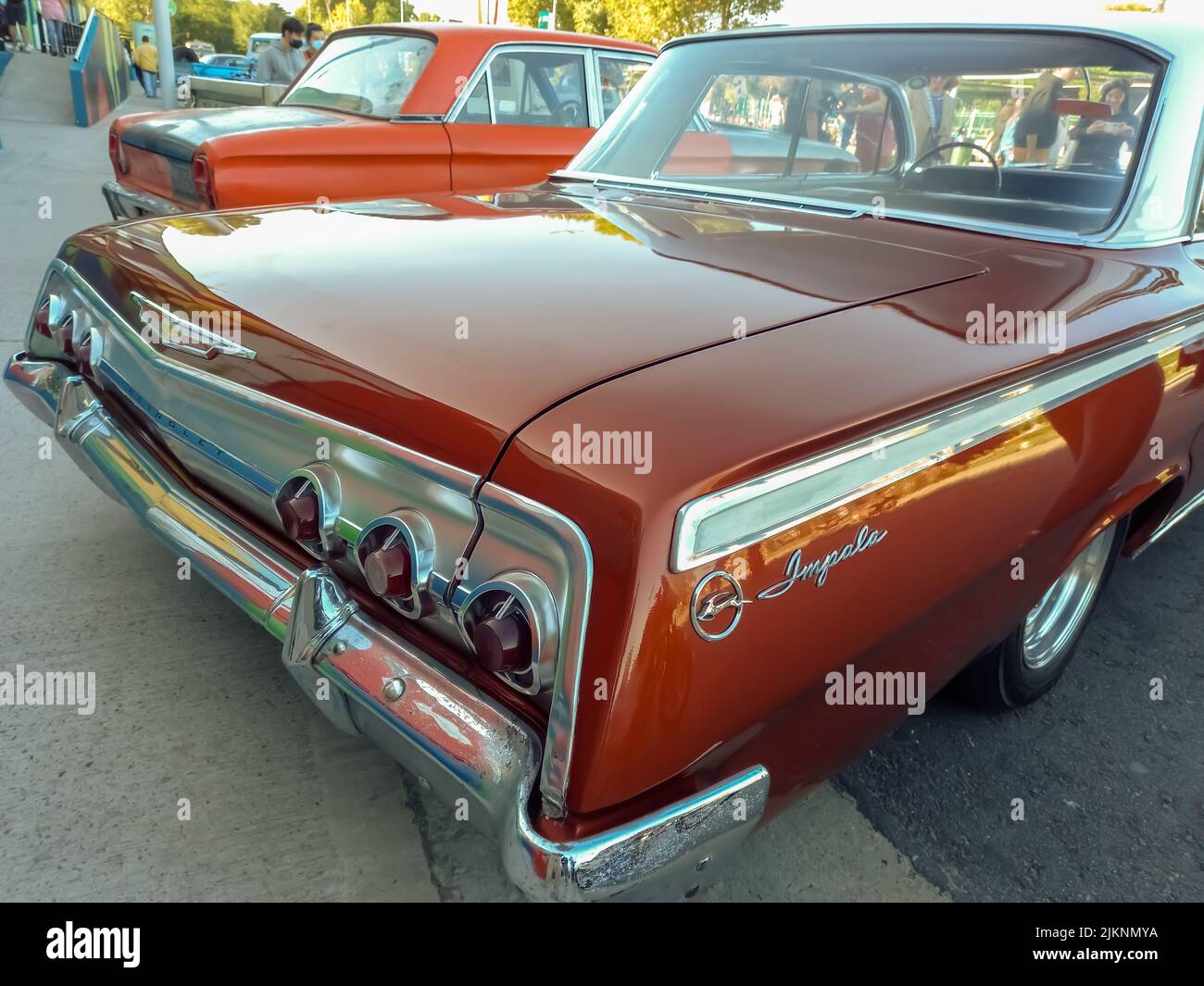 Avellaneda, Argentina - Mar 20, 2022 - vecchio popolare marrone Chevrolet Chevy Impala quattro porte berlina 1960s da GM parcheggiato in un deposito. Vista posteriore. N. Foto Stock