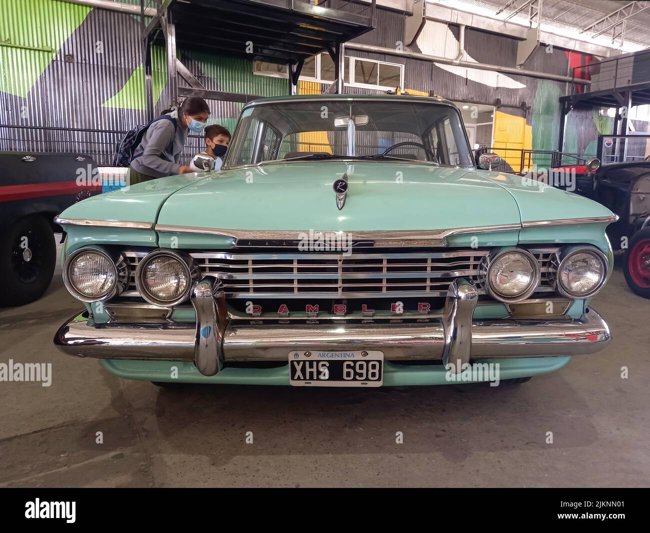 Avellaneda, Argentina - Mar 19, 2022 - Cyan AMC Rambler Ambassador quattro porte berlina 1962 parcheggiato in un deposito. Vista frontale. Griglia. Auto classica sh Foto Stock
