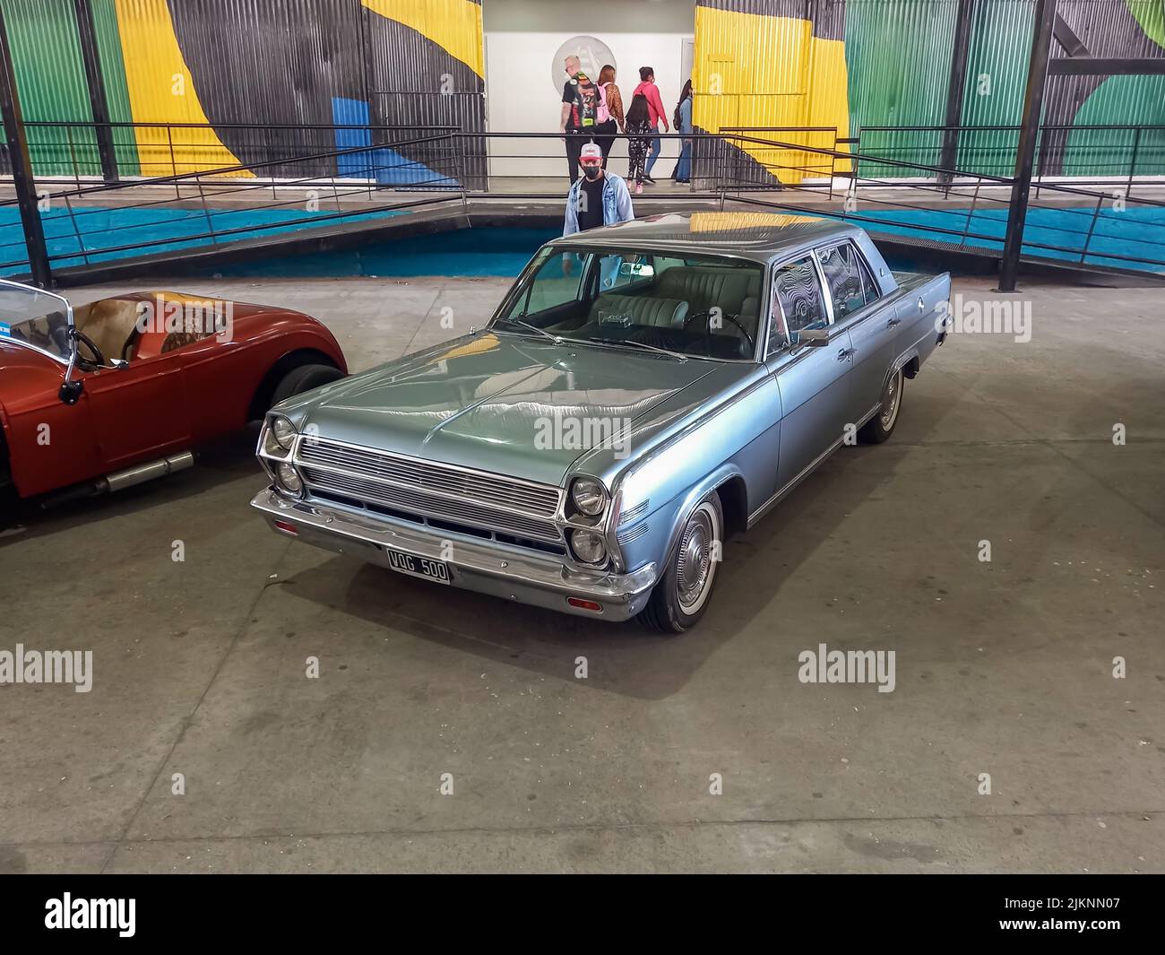 Avellaneda, Argentina - Mar 19, 2022 - grigio AMC Rambler Ambassador quattro porte berlina 1965-1966 parcheggiato in un deposito. Scatto ad angolo elevato. Auto classica Foto Stock