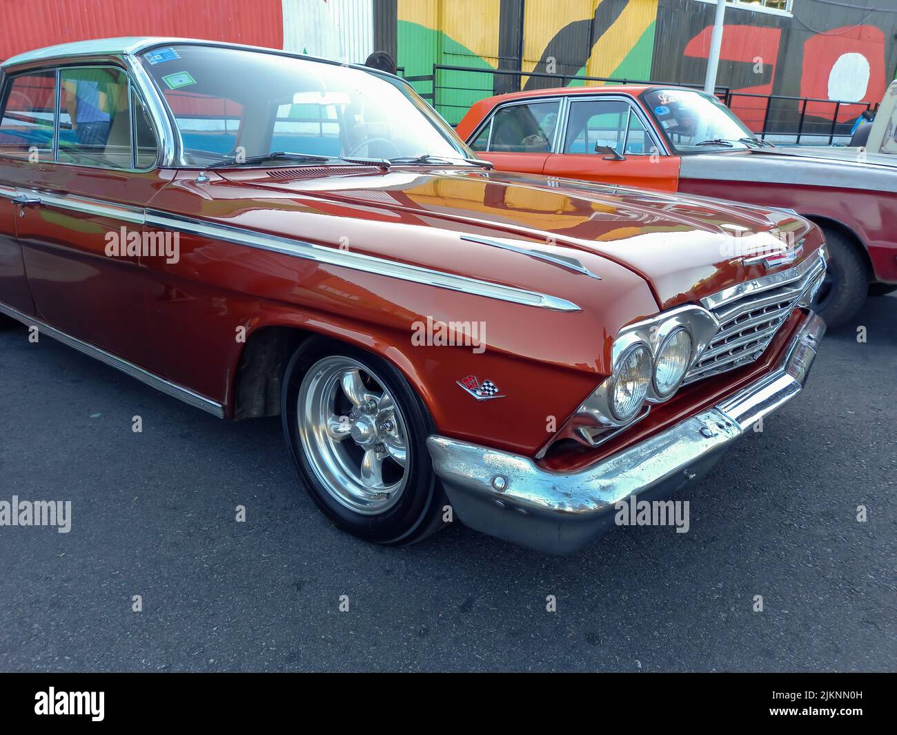 Avellaneda, Argentina - Mar 20, 2022 - vecchio popolare marrone Chevrolet Chevy Impala quattro porte berlina 1960s da GM parcheggiato in un deposito. Vista frontale. No Foto Stock