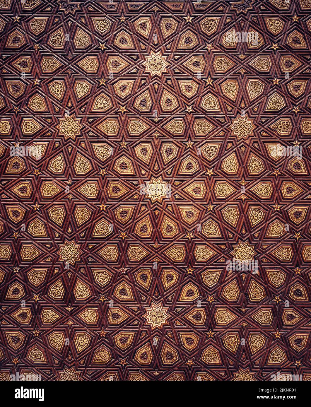 Un primo piano del dettaglio islamico interno delle mura di una moschea ad Assuan, Egitto Foto Stock