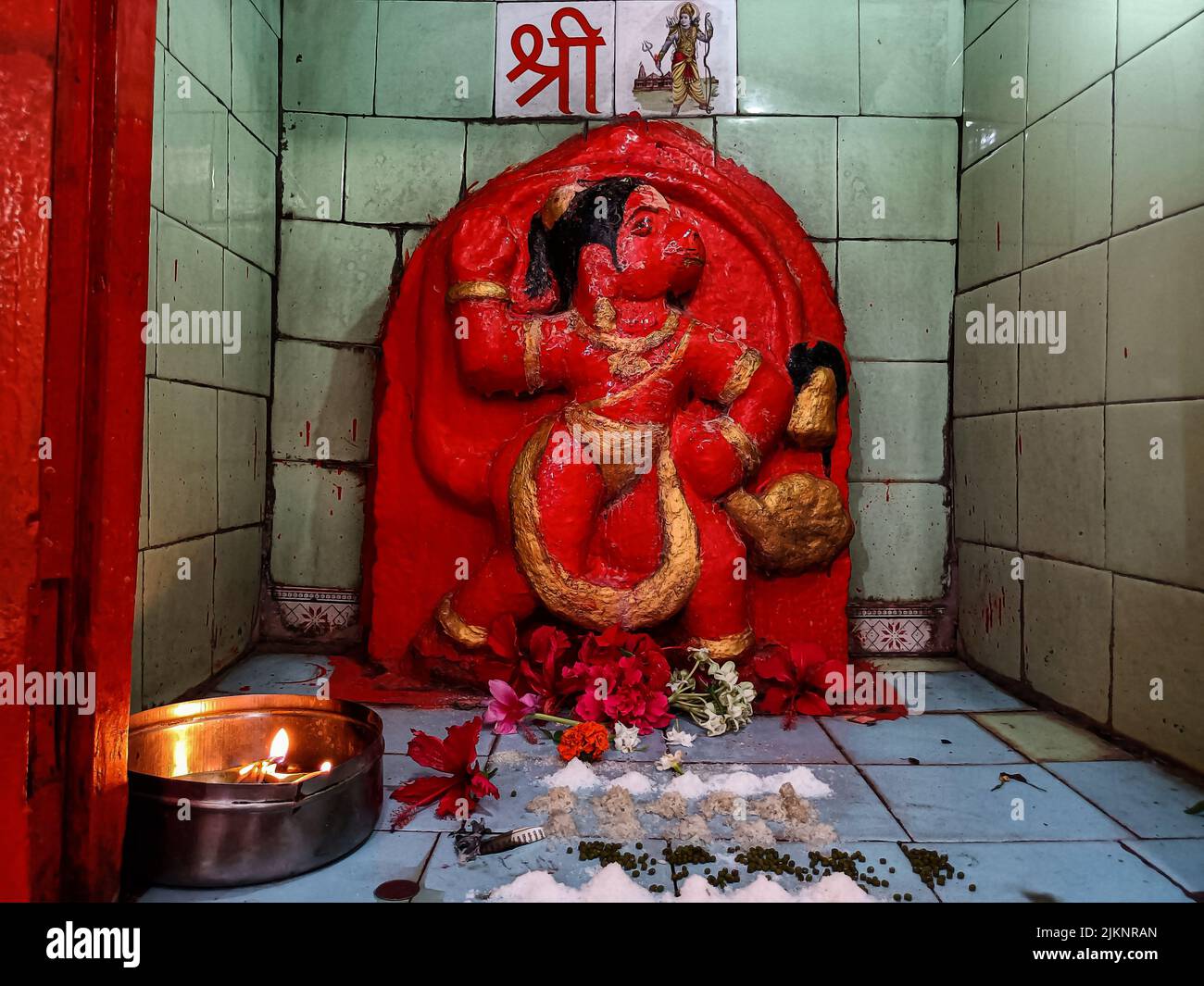 Khidrapur, India- Novembre 6th 2021; Stock photo di colore zafferano dipinto lord Hanuman idol nel tempio, i devoti offrono fiori, olio e vermilion Foto Stock