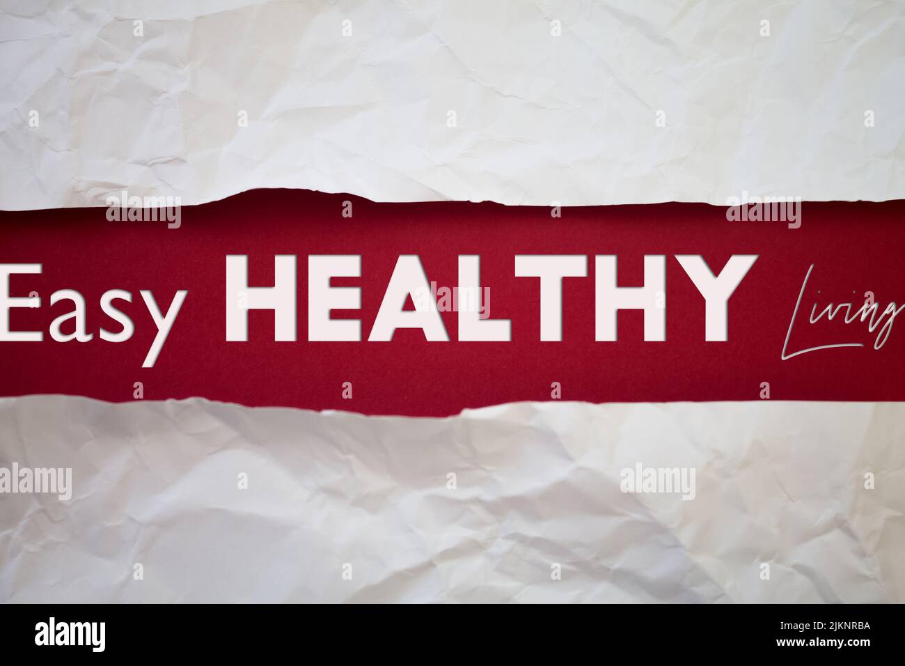 Testo Easy Healthy Living con carta bianca strappata e sgualcita su sfondo colorato. Foto Stock