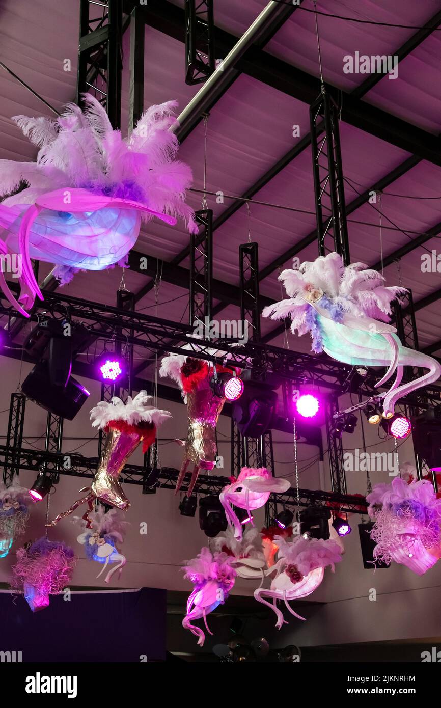 Decorazioni a tema viola su attrezzature di illuminazione del palco per eventi di festa Foto Stock