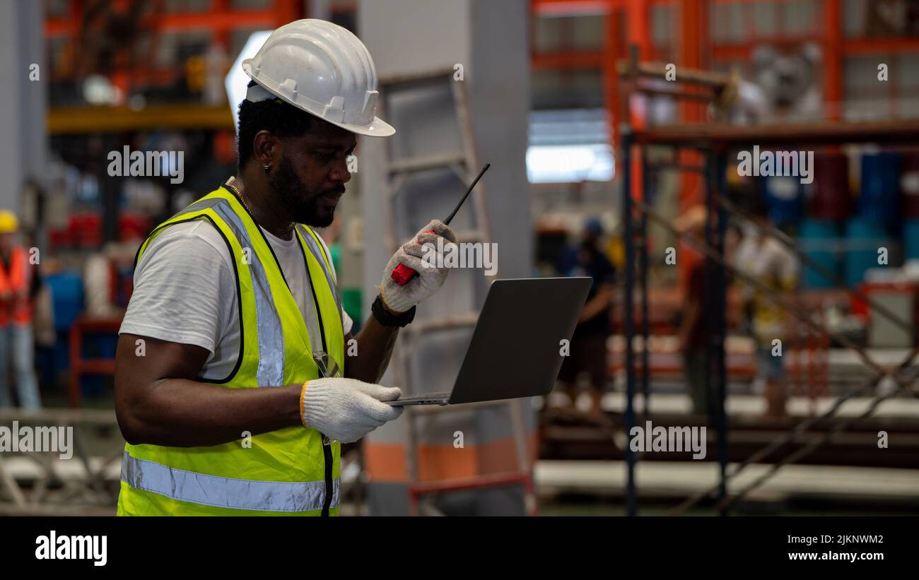 Heavy Industry Foreman Engineer ware giubbotto di sicurezza manutenzione preventiva giornaliera macchina di controllo Foto Stock