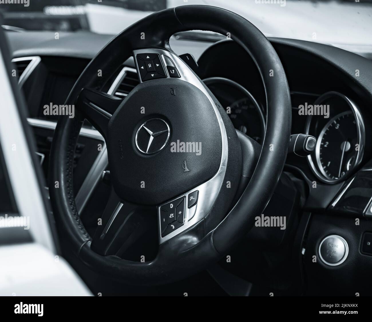 Il volante e il cruscotto suv di Mercedes-Benz Foto Stock