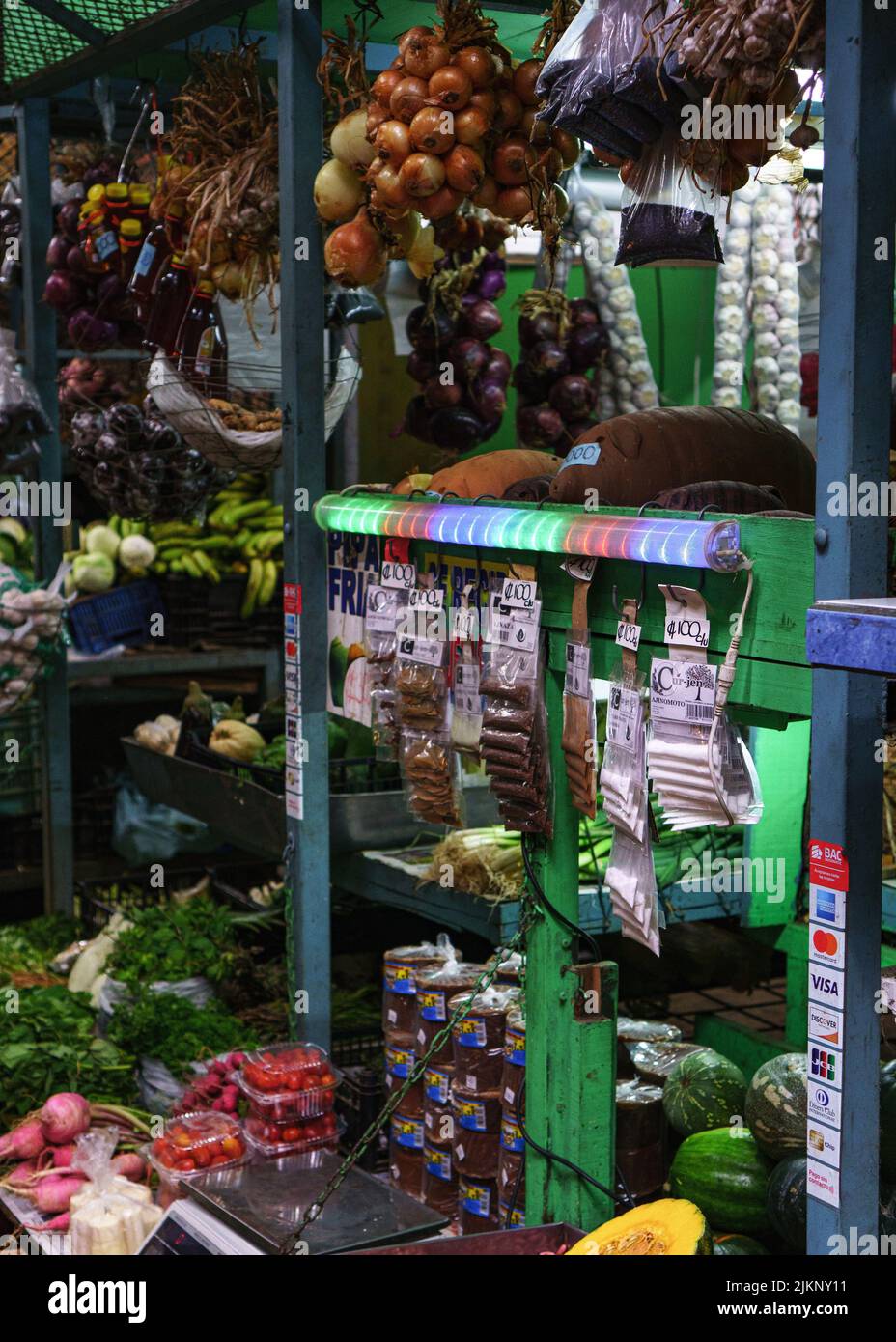 Uno scatto verticale di souvenir e prodotti freschi in un mercato Foto Stock