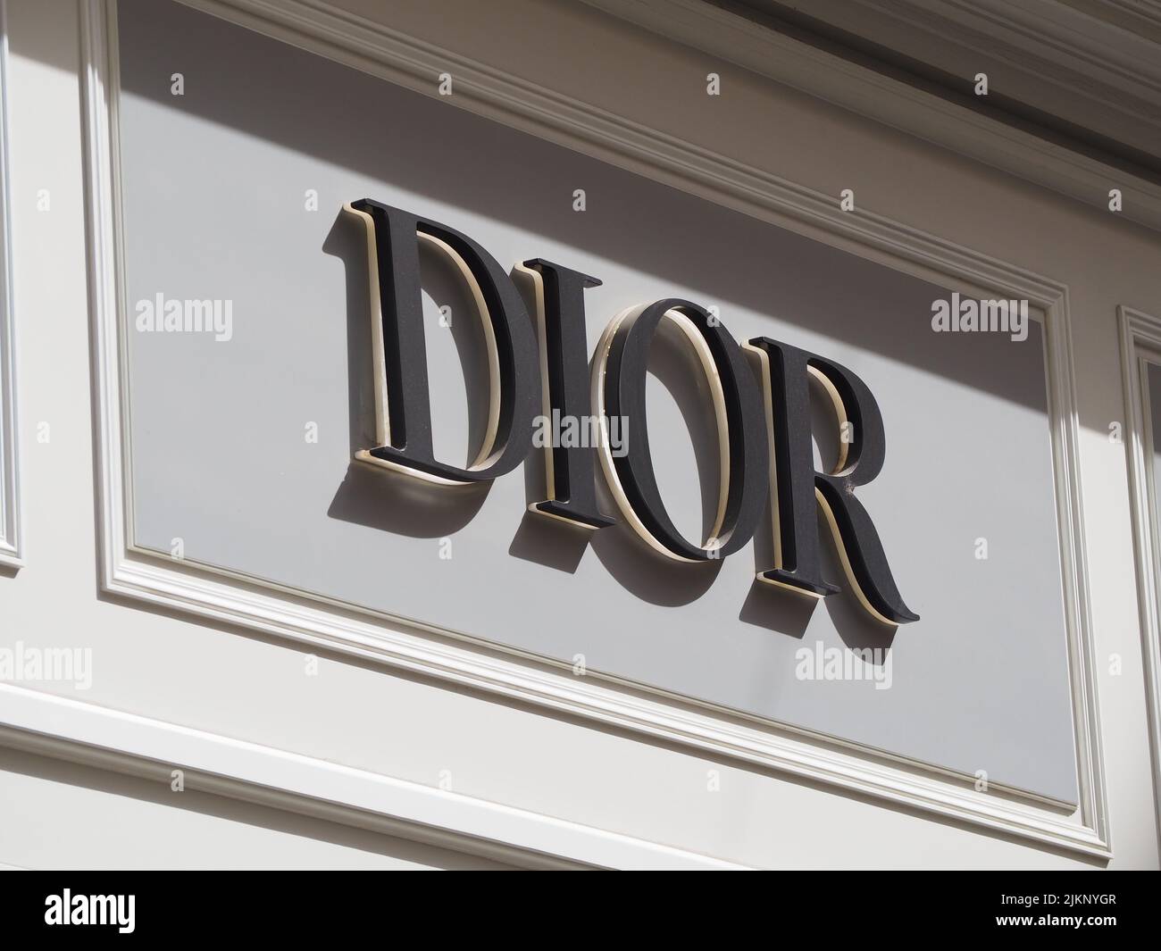 Il segno di Dior in 1010 Vienna di fronte al negozio di lusso di DIOR Foto Stock