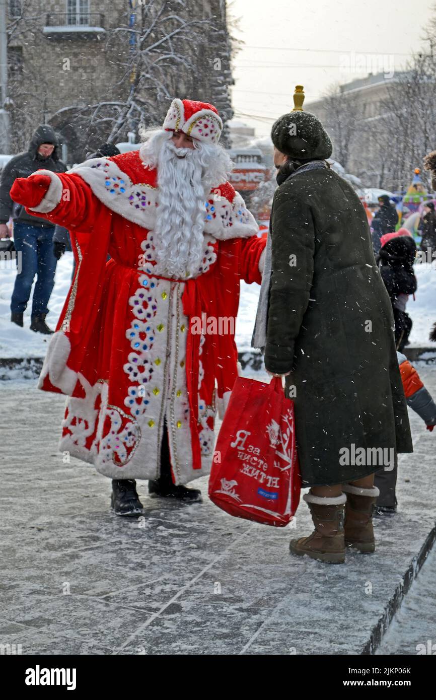 Babbo Natale con barba bianca comunicare con le persone prima di Capodanno a Kiev, Ucraina. Parata di Santa Clasus. Foto Stock