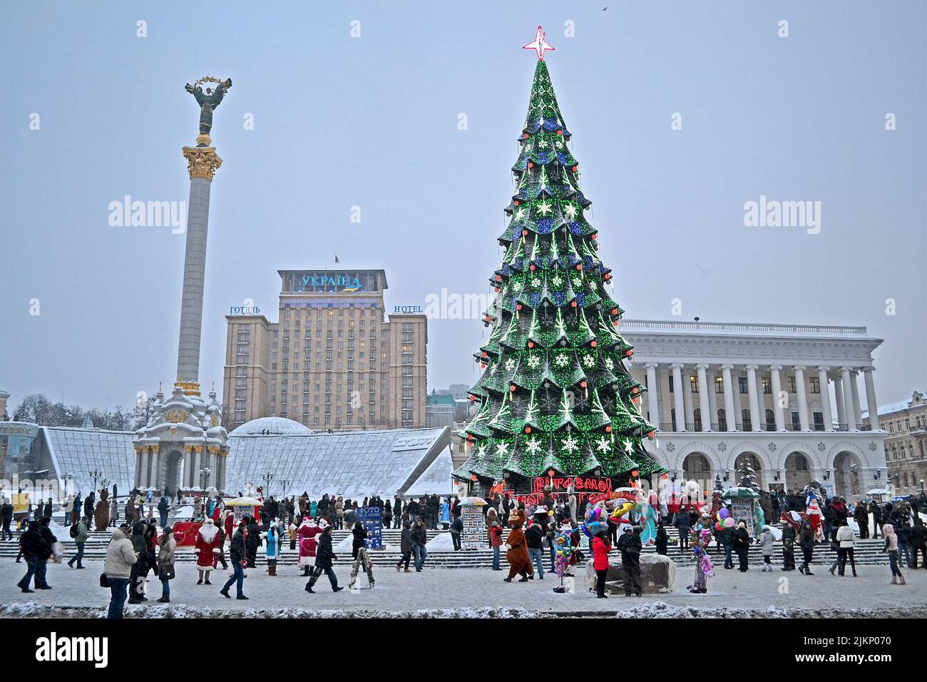 Albero di Natale e Indipendenza monumento a Kiev, Ucraina. La parata di Santa Clasus inizia su via Kreshatik. Foto Stock