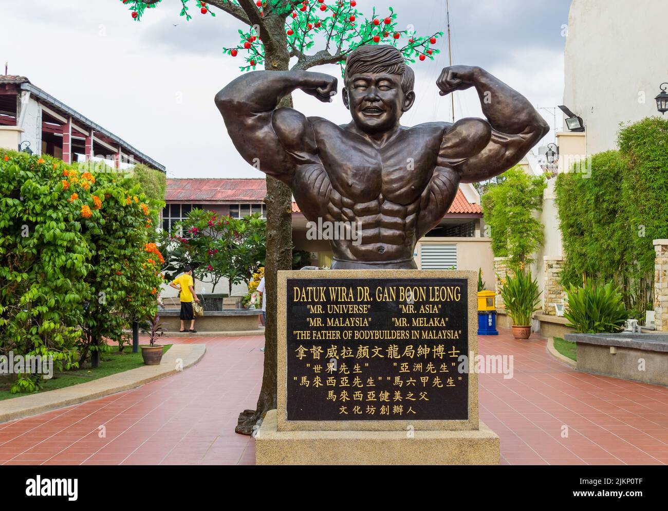 Melaka, Malesia - Ottobre 2012: Una statua del leggendario bodybuilder malese Gan Boon Leung fuori dal Parco storico di Jonker Walk nella città vecchia Foto Stock