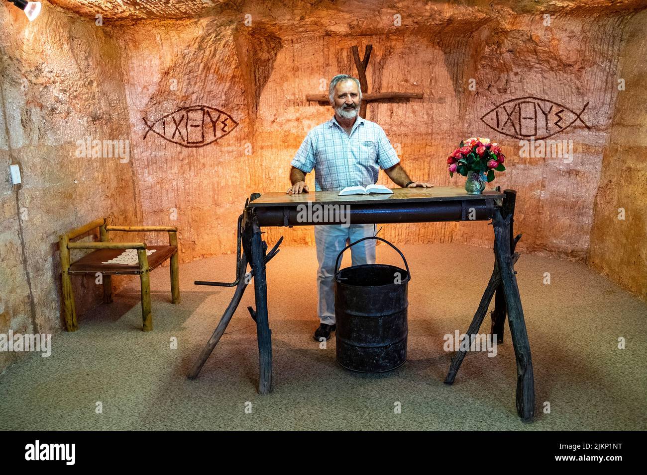 Un sacerdote anglicano nella chiesa sotterranea delle catacombe nella città mineraria opale di Coober Pedy, Australia Meridionale Foto Stock