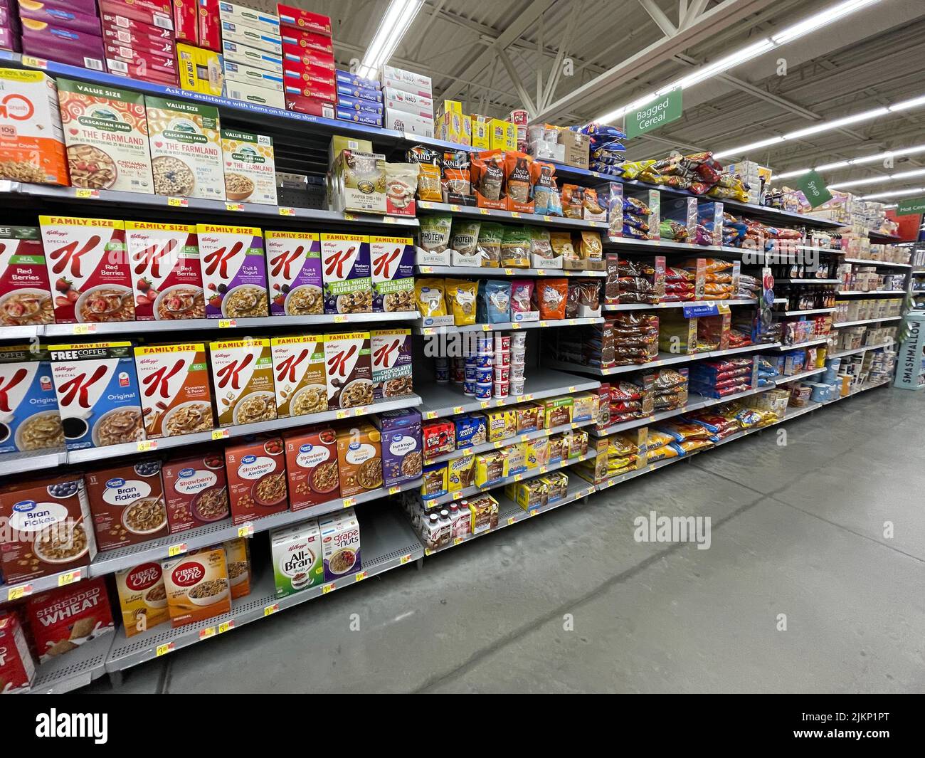 Un negozio di alimentari con scaffali di cereali Foto Stock