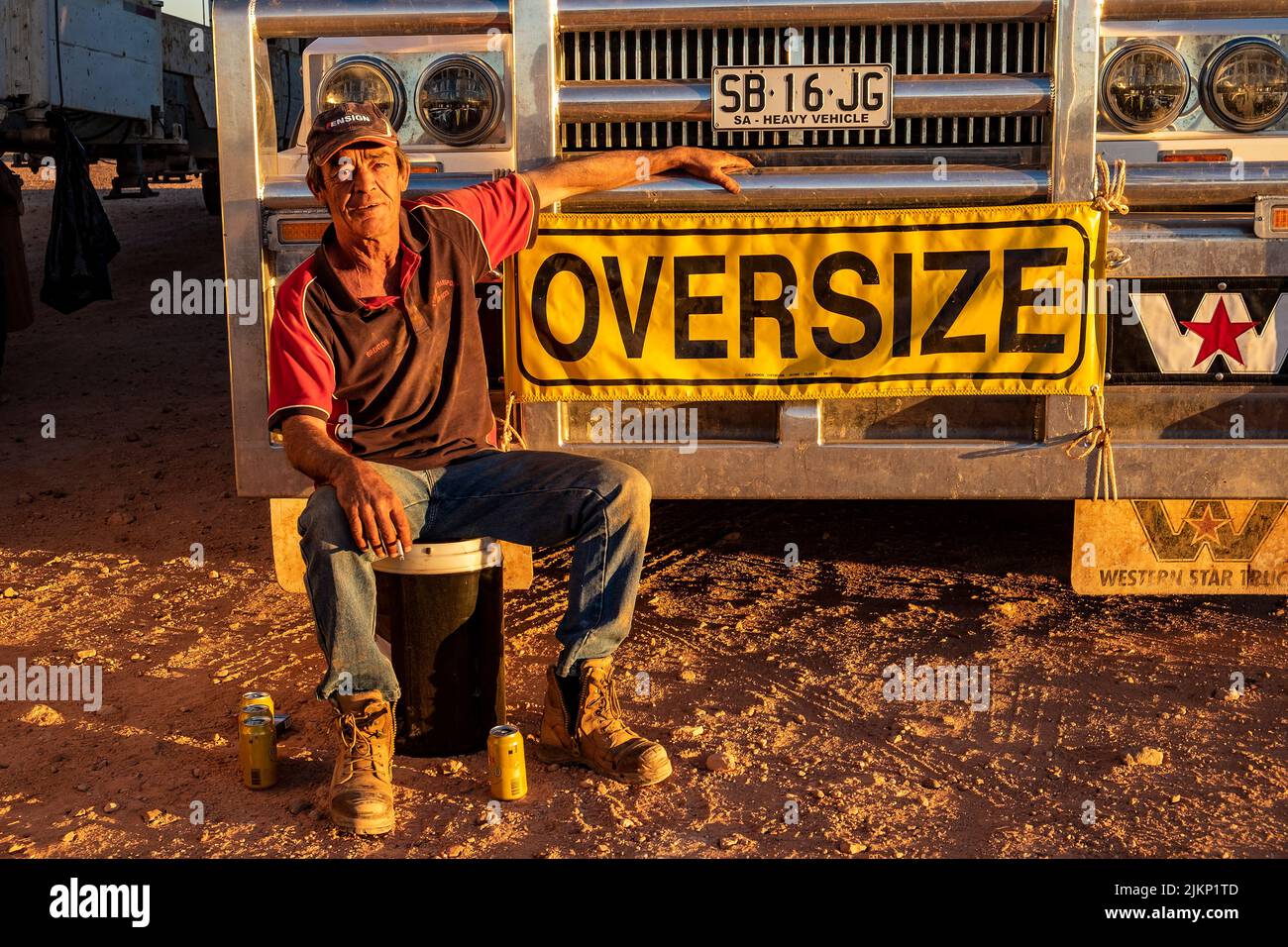 Un camionista in attesa di un carico al parcheggio fuori della città mineraria opale di Coober Pedy, nel Sud Australia Foto Stock