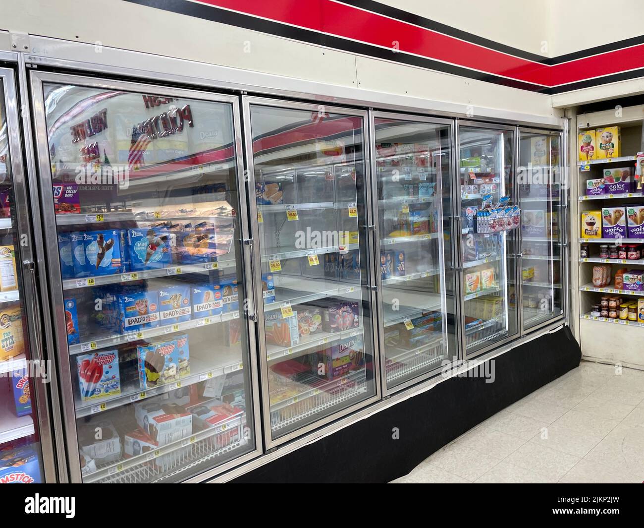 Un bicchierino di gelato in frigorifero in un supermercato Foto Stock