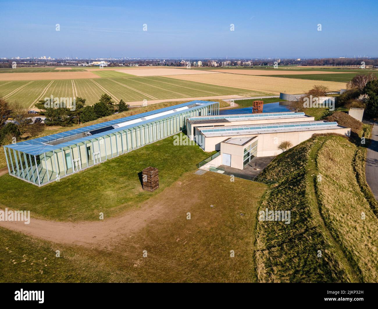 Un'immagine aerea di un'azienda agricola moderna sullo sfondo di campi coltivati agricoli Foto Stock