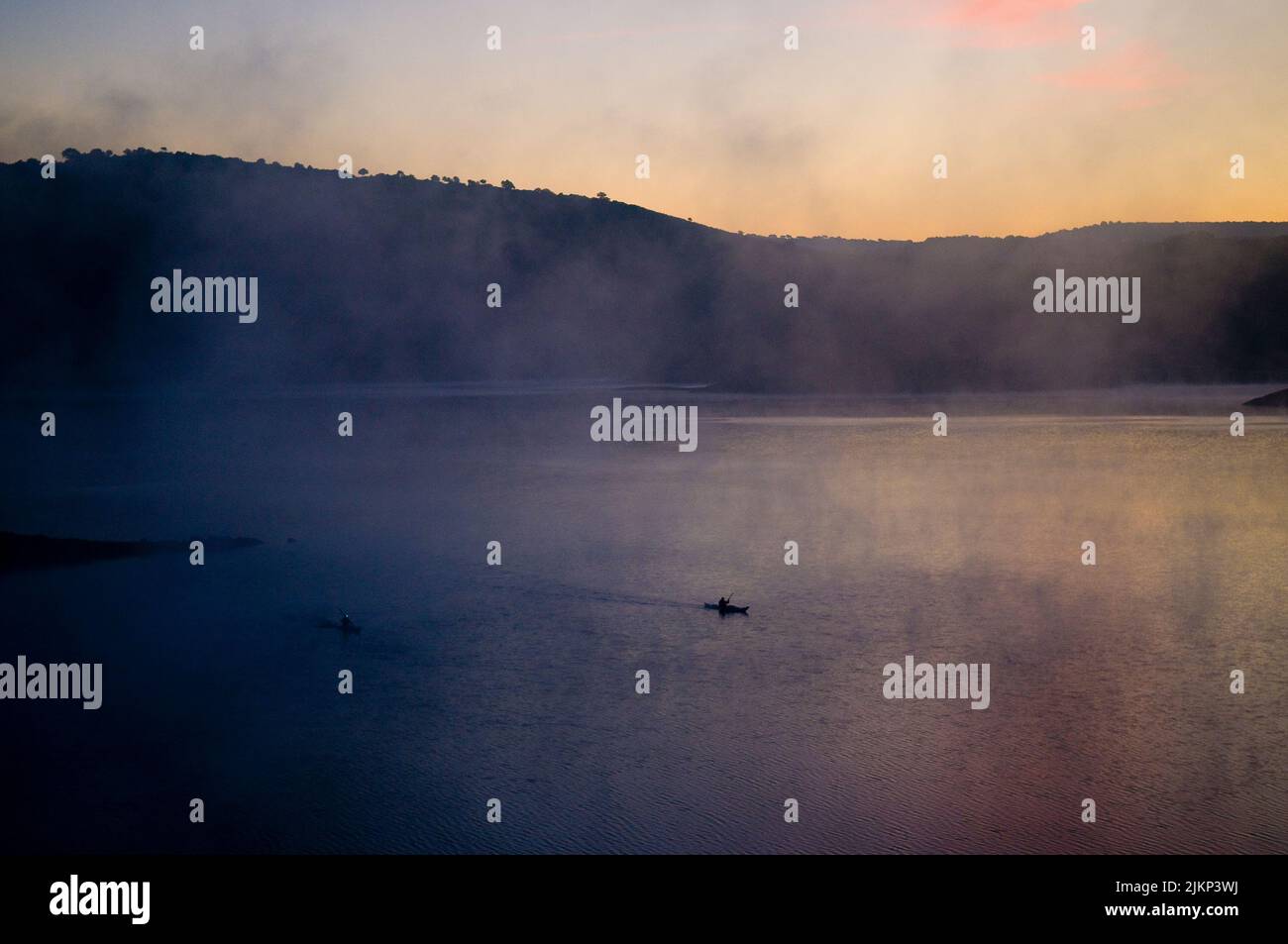 Un viaggio in kayak sul fiume Tago nel centro della Spagna di notte Foto Stock