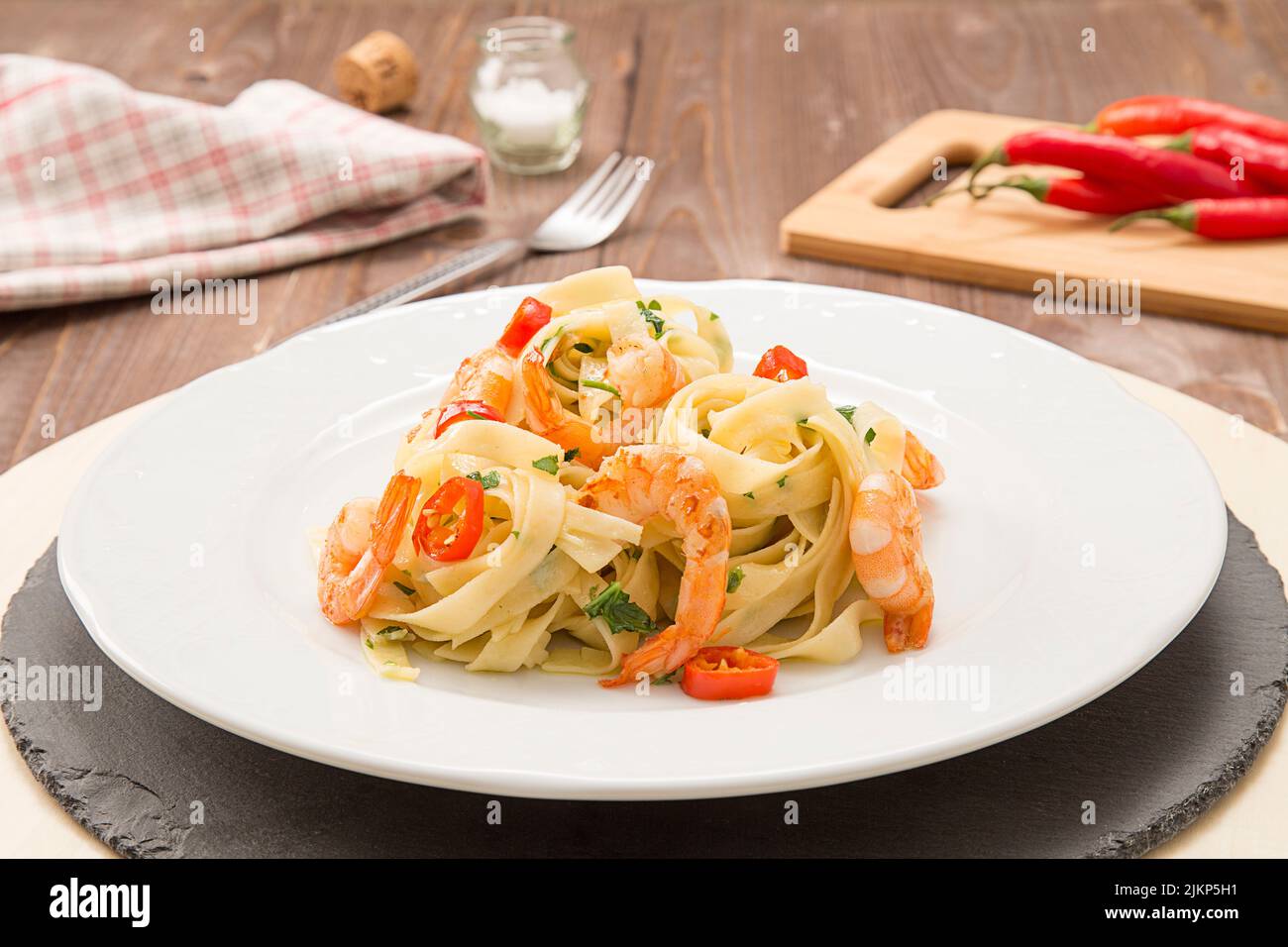 Un piatto di pasta fresca con frutti di mare Foto Stock