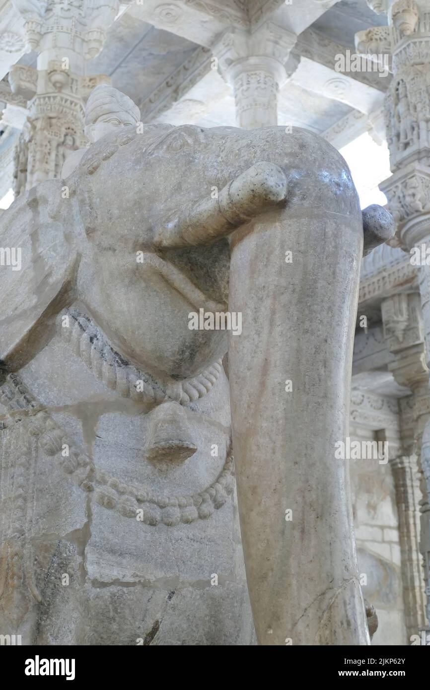 Un colpo verticale di un elefante scolpito nel tempio di Ranakpur Jain in India Foto Stock