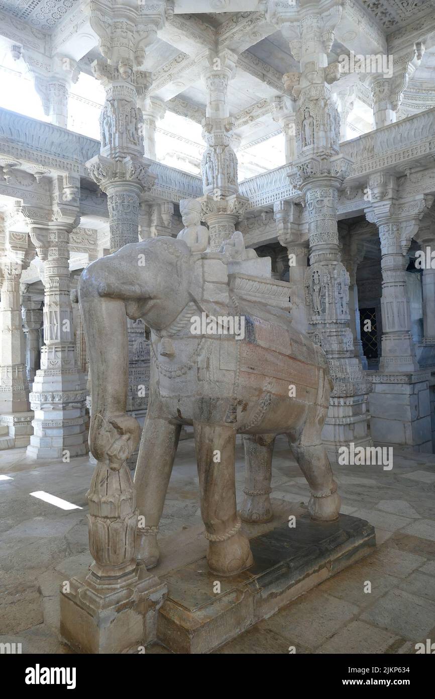 Un colpo verticale di un elefante scolpito nel tempio di Ranakpur Jain in India Foto Stock