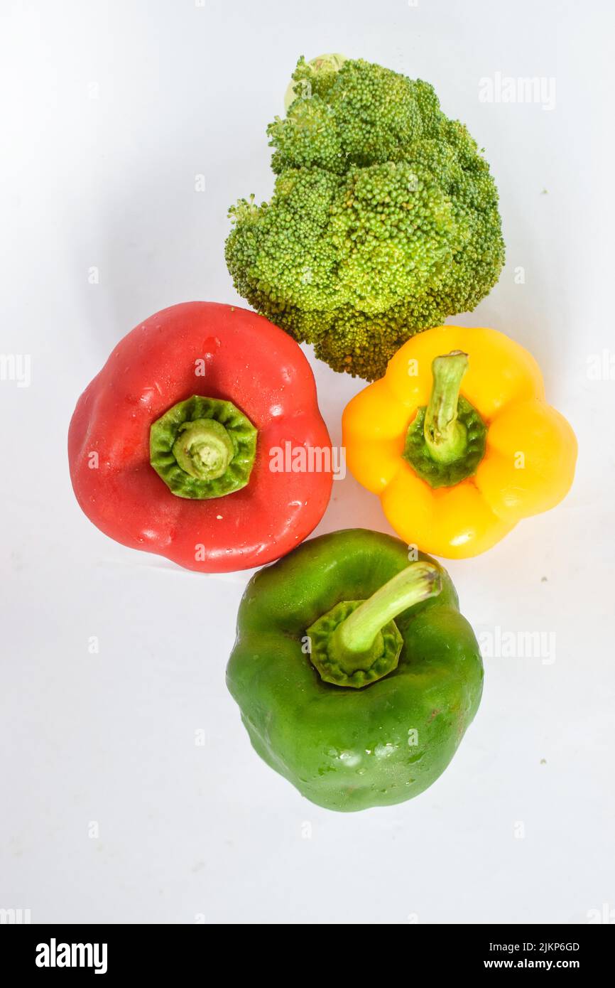 Peperoni freschi e broccoli isolati su fondo bianco Foto Stock