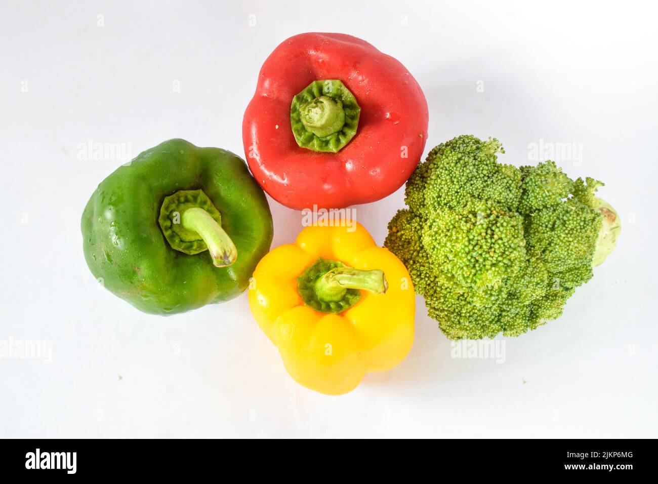 Peperoni freschi e broccoli isolati su fondo bianco Foto Stock