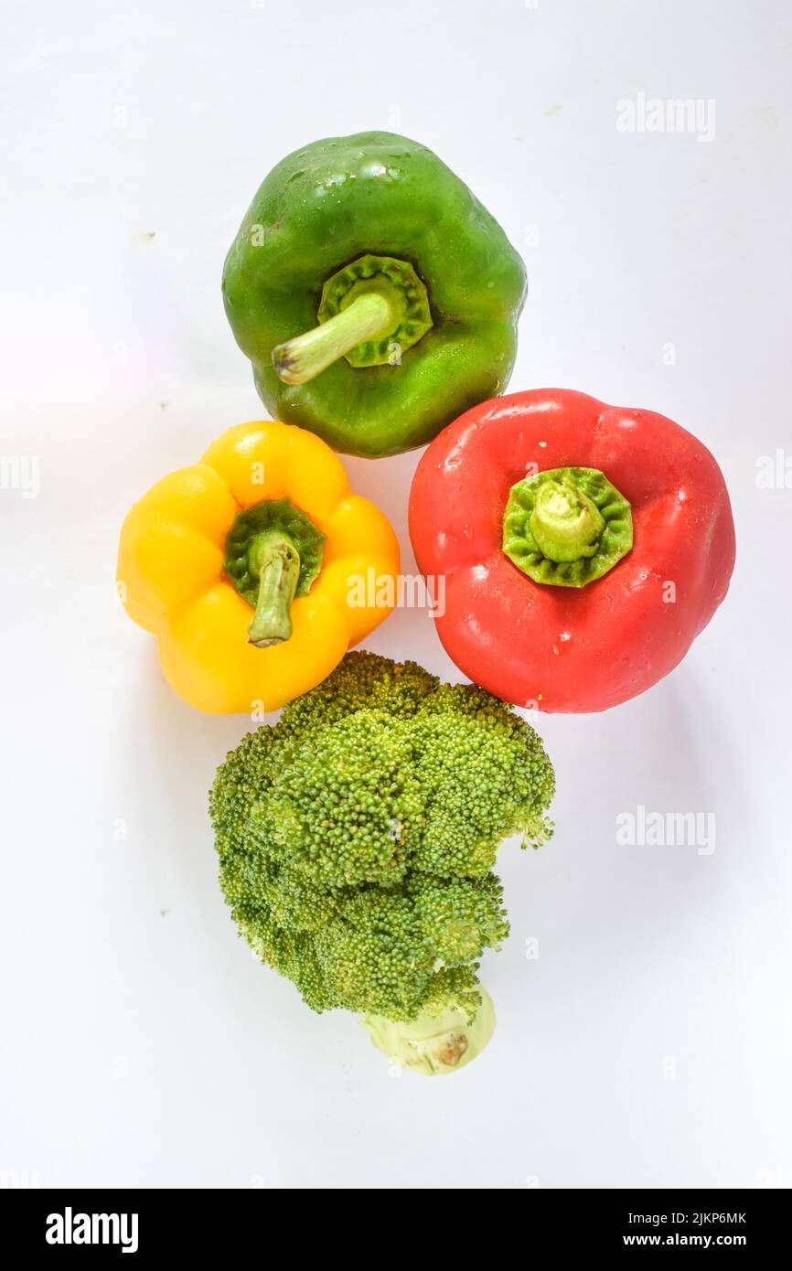 Peperoni freschi e broccoli isolati su fondo bianco Foto Stock