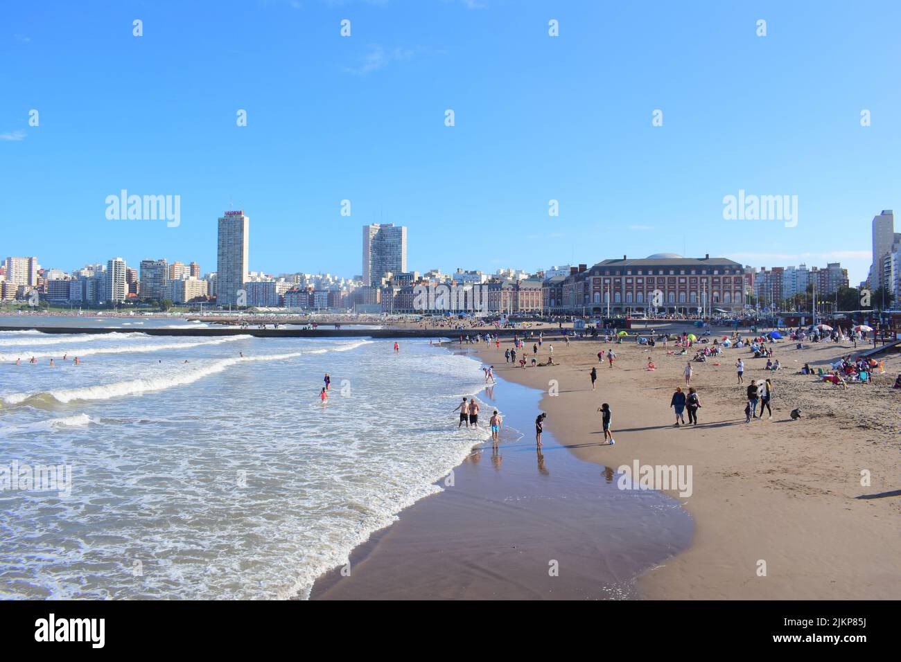 Una bella foto vacanzieri alla spiaggia di Playa Bristol in una giornata di sole con un paesaggio urbano di Mar del Plata sullo sfondo contro il cielo blu in Argentina Foto Stock