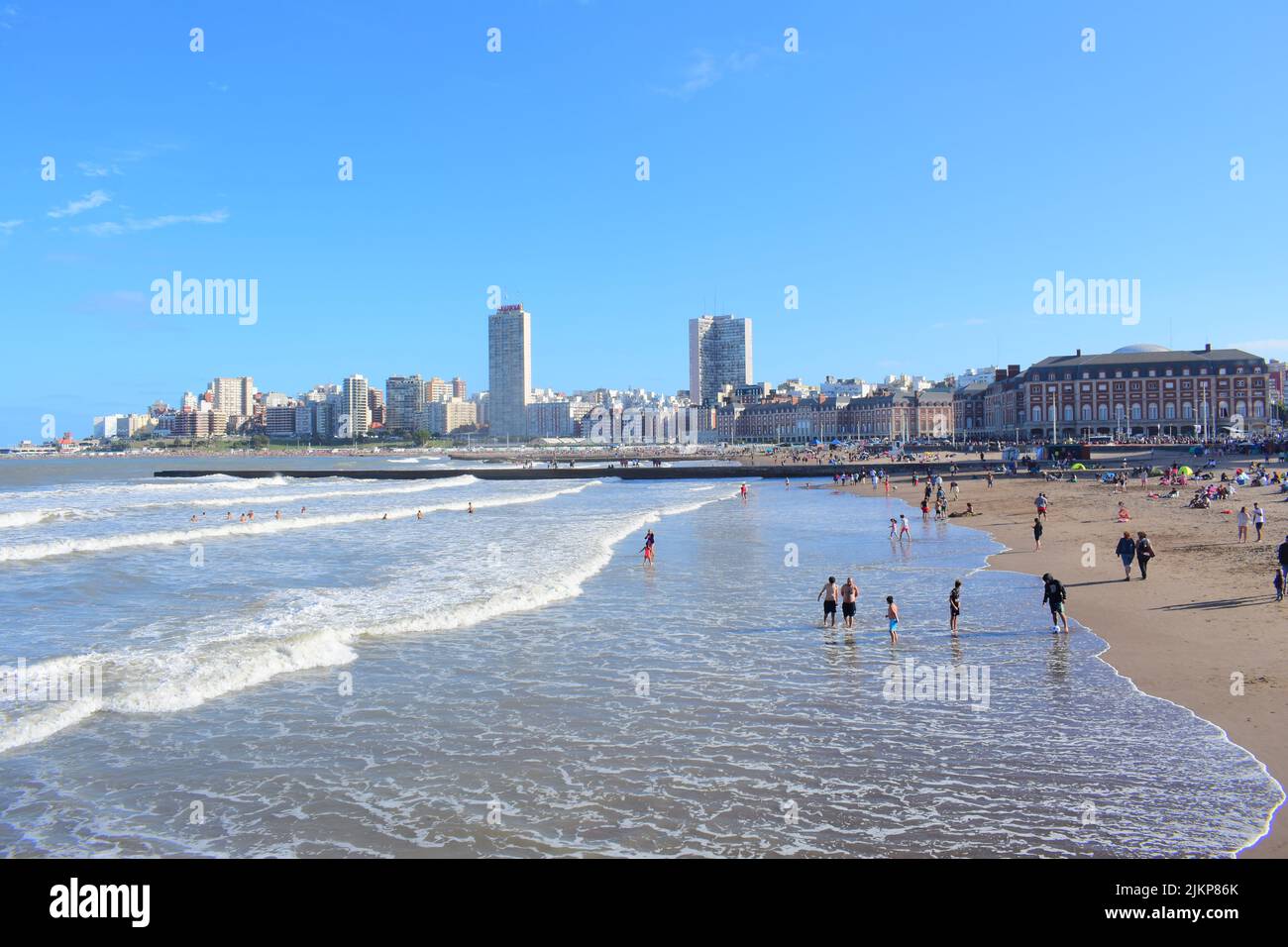 Una bella foto vacanzieri alla spiaggia di Playa Bristol in una giornata di sole con un paesaggio urbano di Mar del Plata sullo sfondo contro il cielo blu in Argentina Foto Stock