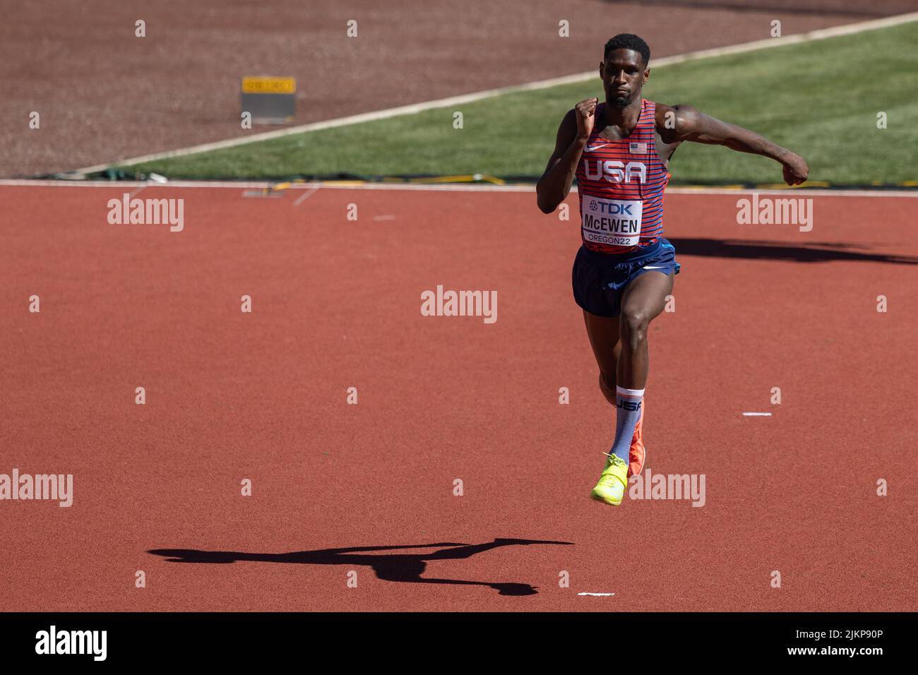 Shelby McEwen (USA) si avvicina al bar mentre si qualifica per la finale con un’altezza di 7’ 5,75” (2,28) durante la sessione mattutina del giorno 1 del Worl Foto Stock