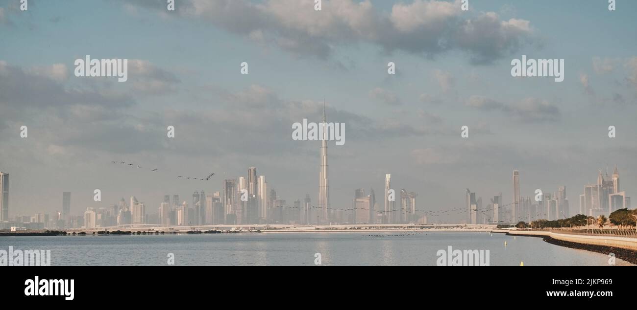 Il paesaggio urbano di Dubai con Burj Khalifa contro il cielo. Dubai, Emirati Arabi Uniti. Foto Stock