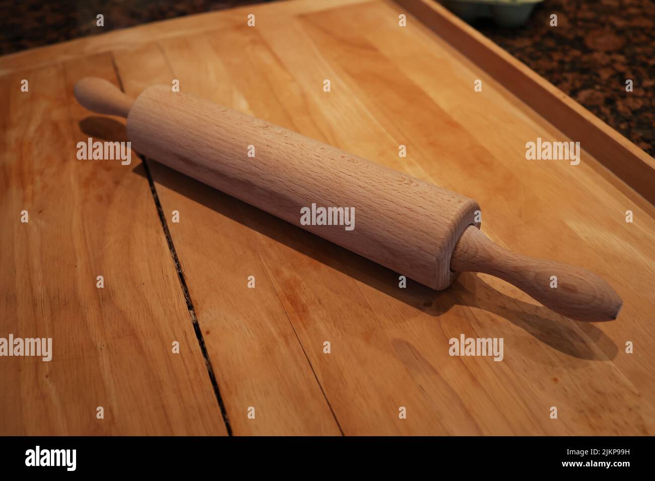 Il perno in legno si trova sul tavolo. Foto Stock