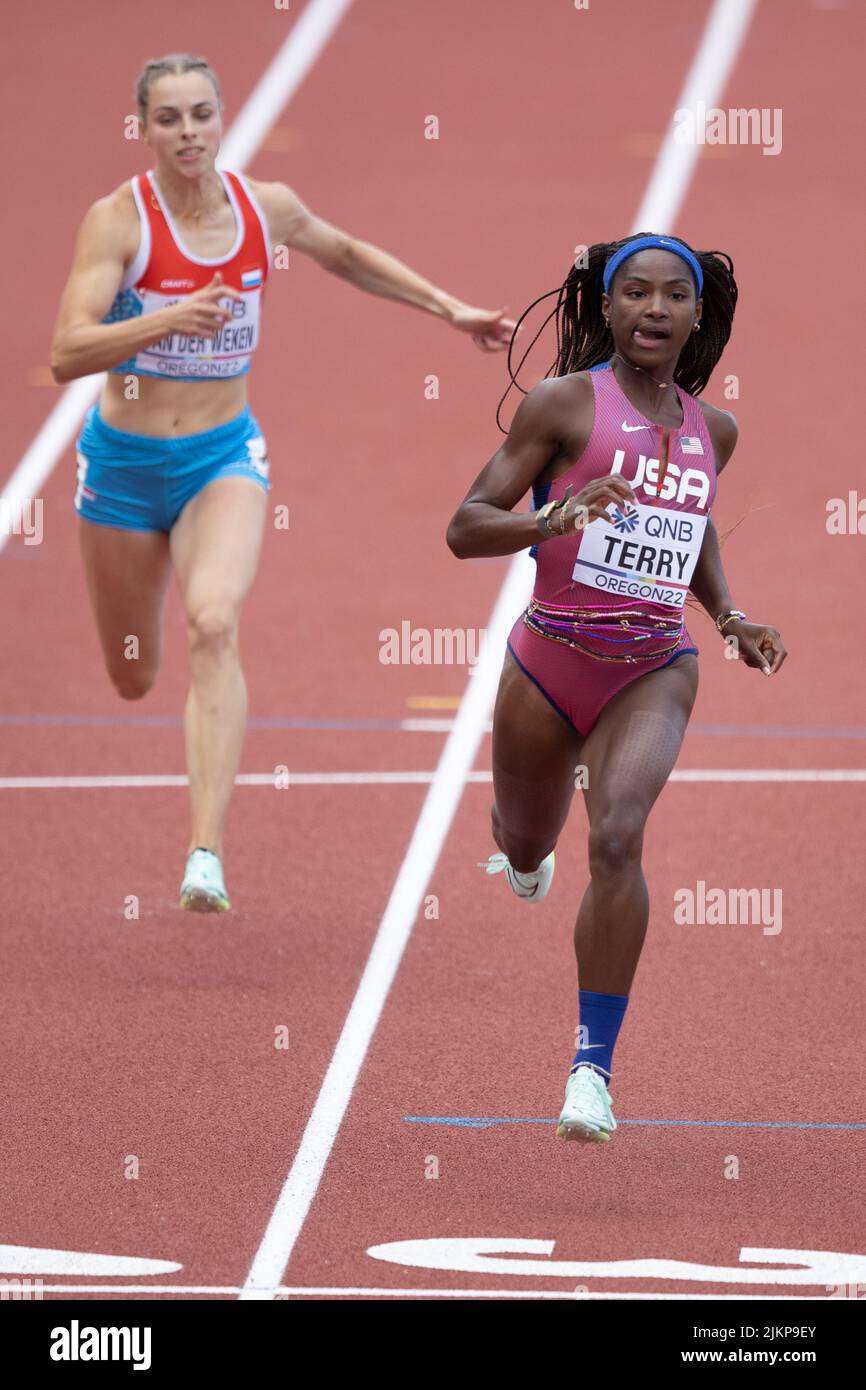 Twanisha Terry (USA) si qualifica per le semifinali con un tempo di 10,95 nei 100 metri durante la sessione pomeridiana del giorno 2 dell'Atletica Mondiale Foto Stock