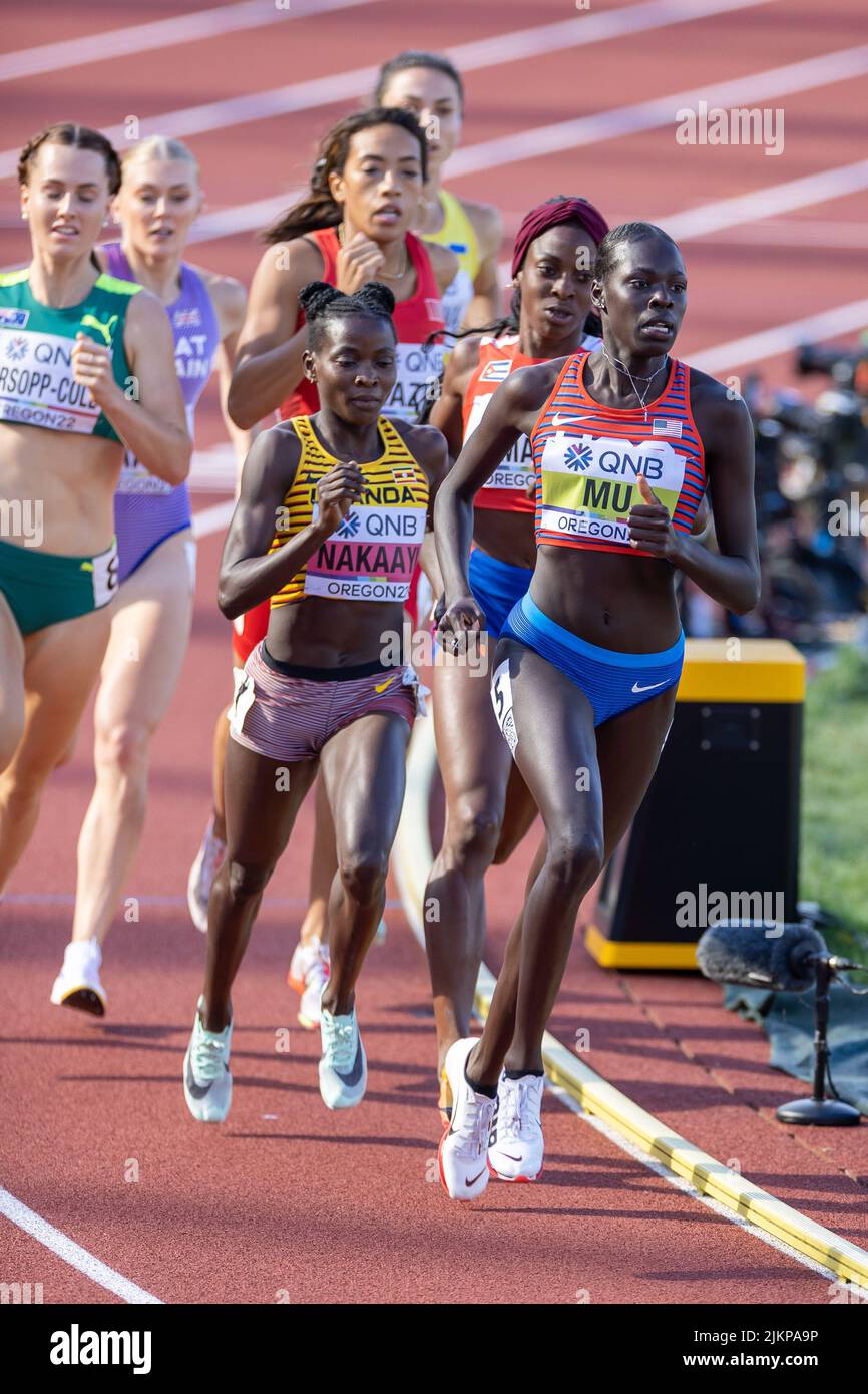 Athing Mu (USA) porta Halimah Nakaayi (UGA) sul giro campanaria della 800 metri preliminare di qualifica in un tempo rispettivamente di 2:01,30 e 2:01,41 duri Foto Stock