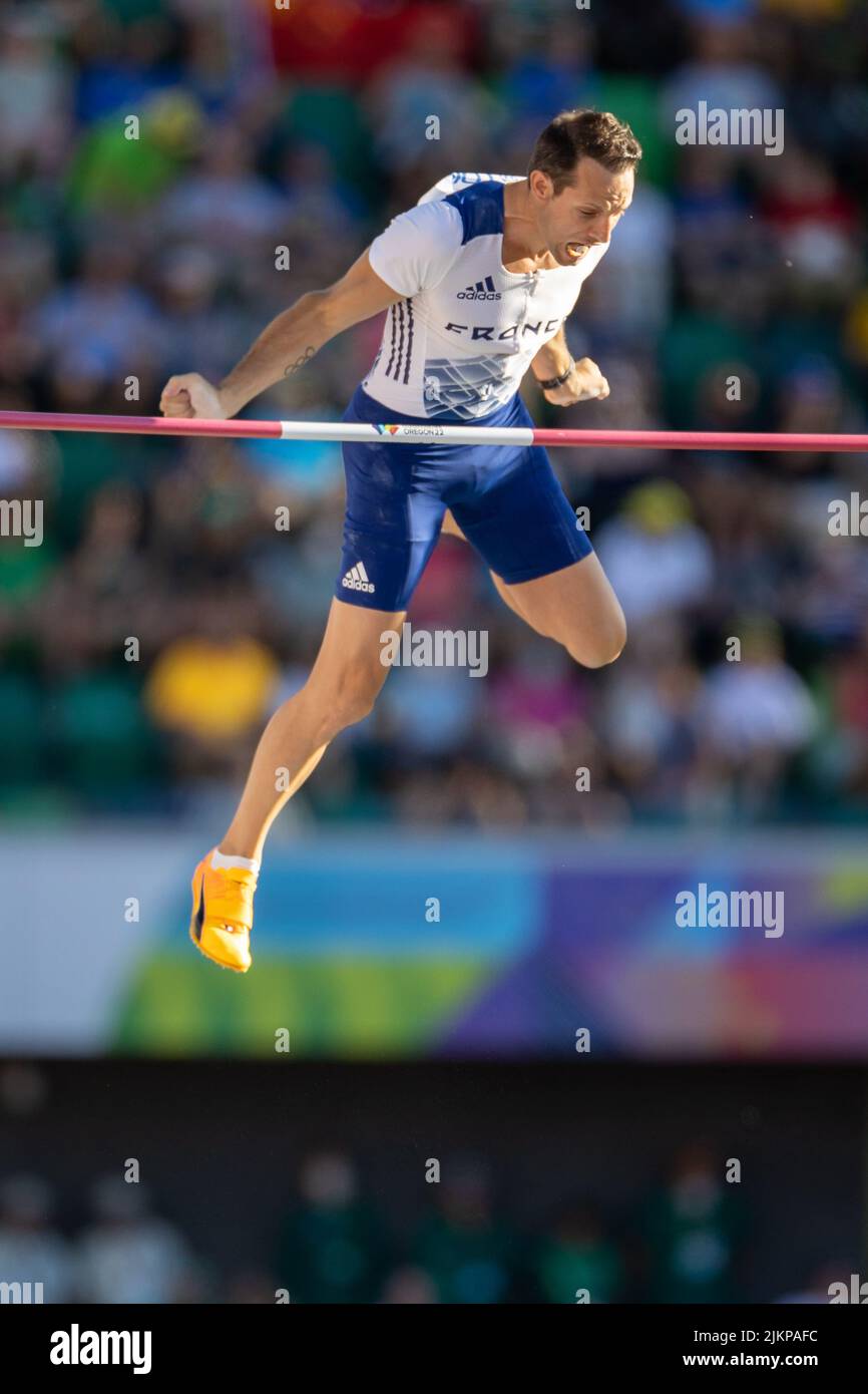 Renaud Lavillenie (fra) dà il via libera a 18-10 1/4 (5,75) per qualificarsi per le finali nella pole vault durante la sessione pomeridiana del giorno 8 del Mondiale Athleti Foto Stock