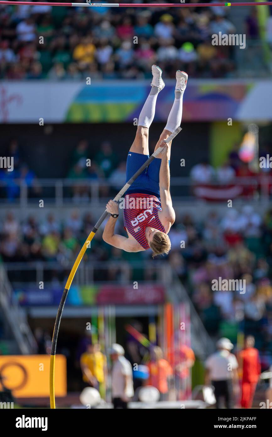 Christopher Nilsen (USA) dà il via libera a 18-10 1/4 (5,75) per qualificarsi per le finali nella pole vault durante la sessione pomeridiana del giorno 8 dell'atleta Mondiale Foto Stock