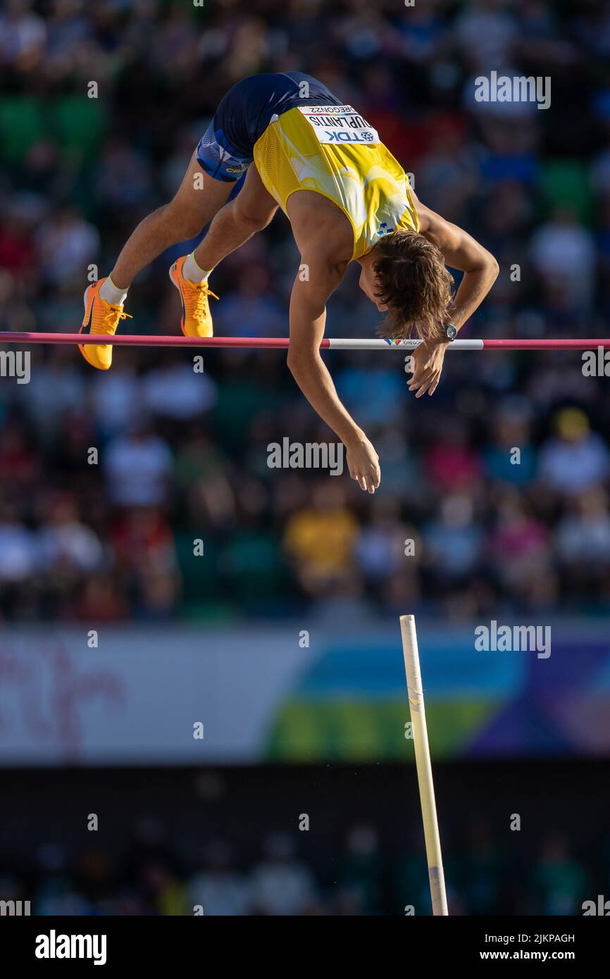 Mondo Duplantis (SWE) dà il via libera a 18-10 1/4 (5,75) per qualificarsi per le finali nella pole vault durante la sessione pomeridiana del giorno 8 dell'Atletica Mondiale Foto Stock