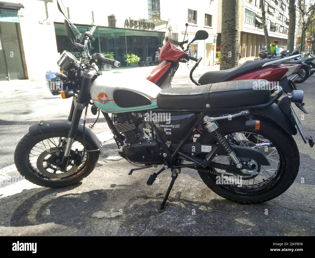 Moderno bike cafe racer stile parcheggiato in strada. Schiacciare settantacinque Foto Stock