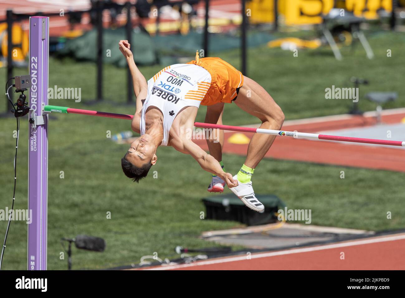 Sanghyeak Woo (KOR) si concentra sul bar mentre si qualifica per la finale con un’altezza di 7’ 5,75” (2,28) durante la sessione mattutina del giorno 1 del Worl Foto Stock